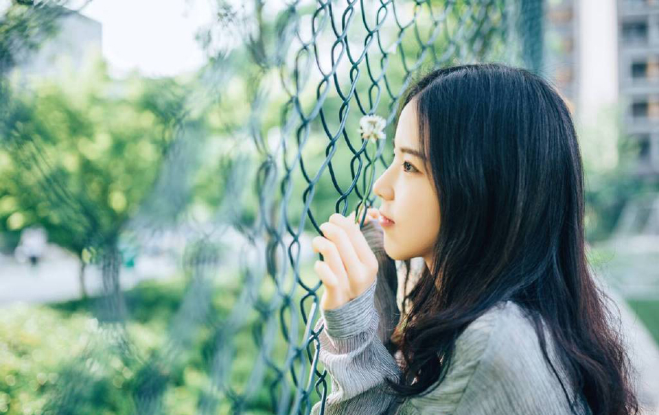 “喏。”关羽点了点头，之时在心里却默默地叹息一声，如此一来，汉室仅存的那点威严却是彻底没了，等于是刘备也同样将献帝视作了傀儡，不过内心里，关羽也没什么抵触，天下已经这样了，绝不是献帝一个小娃娃能够执掌的，待日后刘备扫平寰宇之时，自然可以重新树立大汉的威严。